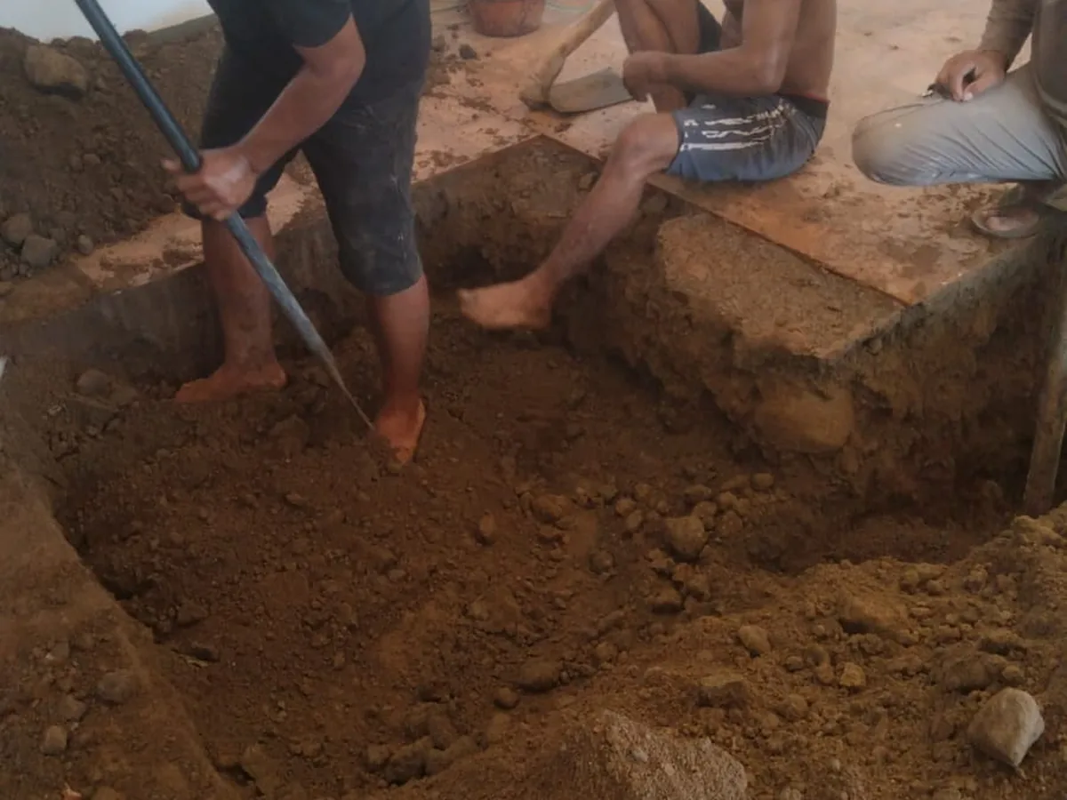 Pekerjaan penggalian untuk persiapan septic tank