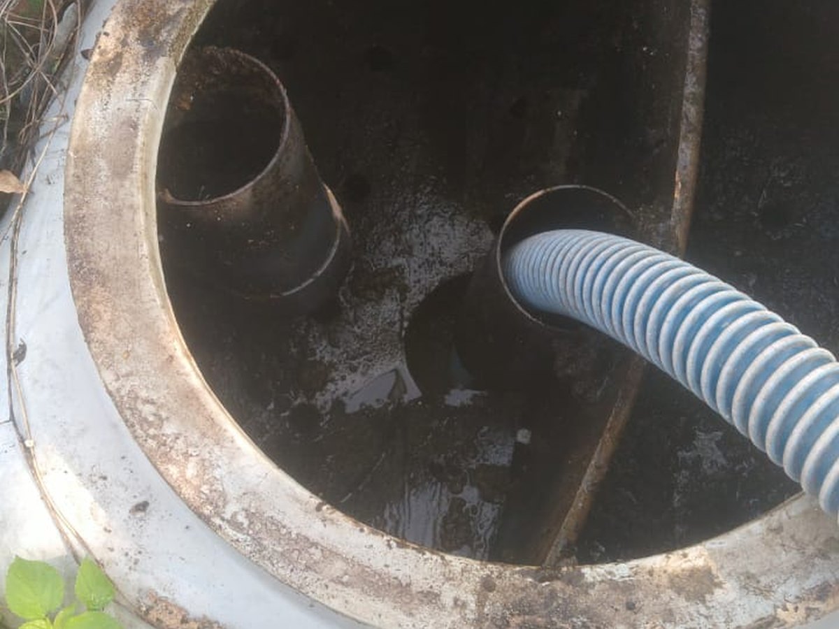 Selang penyedotan diarahkan ke bak septic tank